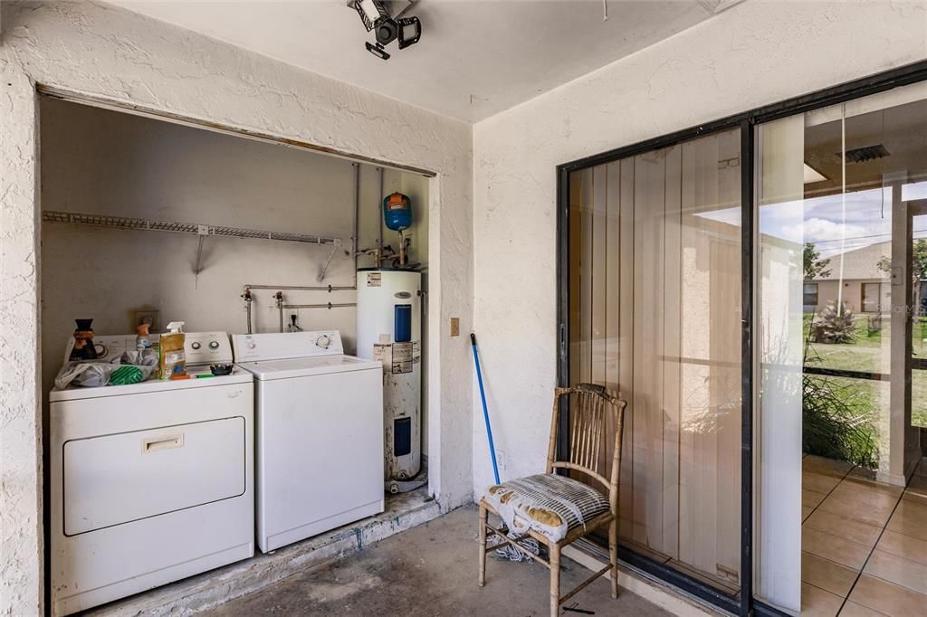 LANAI/LAUNDRY AREA