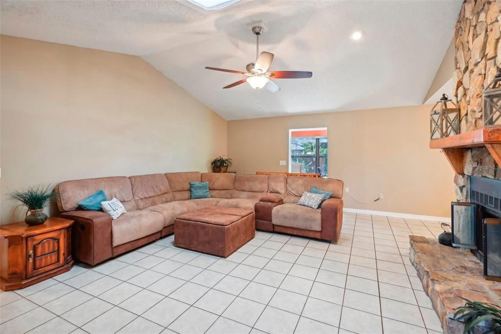 Active With Contract: $315,000 (3 beds, 2 baths, 1714 Square Feet)