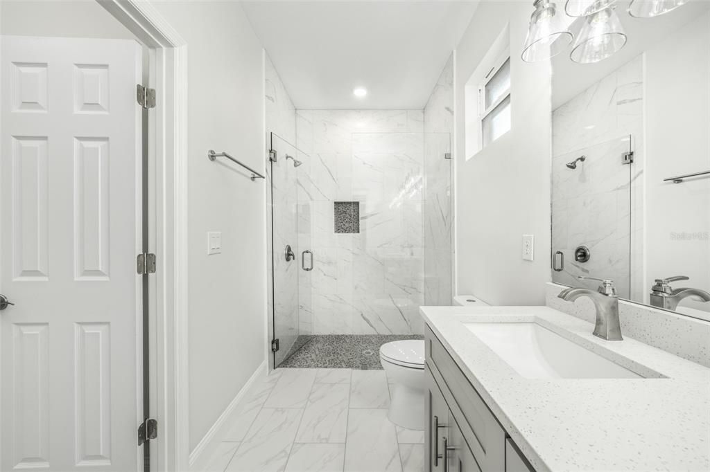 Master bathroom w/ walk in shower