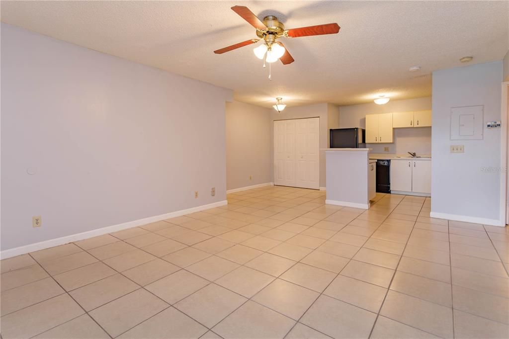 Active With Contract: $142,000 (1 beds, 1 baths, 712 Square Feet)