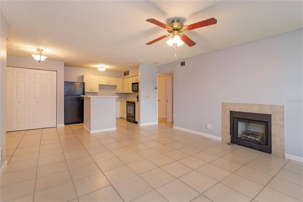 Active With Contract: $142,000 (1 beds, 1 baths, 712 Square Feet)