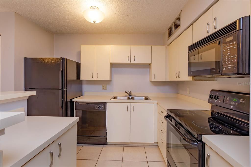 Active With Contract: $142,000 (1 beds, 1 baths, 712 Square Feet)