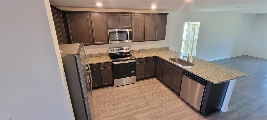 For Rent: $2,075 (4 beds, 2 baths, 1869 Square Feet)