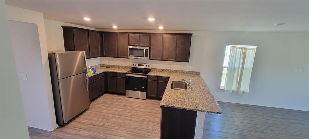 For Rent: $2,075 (4 beds, 2 baths, 1869 Square Feet)