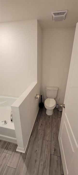 For Rent: $2,075 (4 beds, 2 baths, 1869 Square Feet)