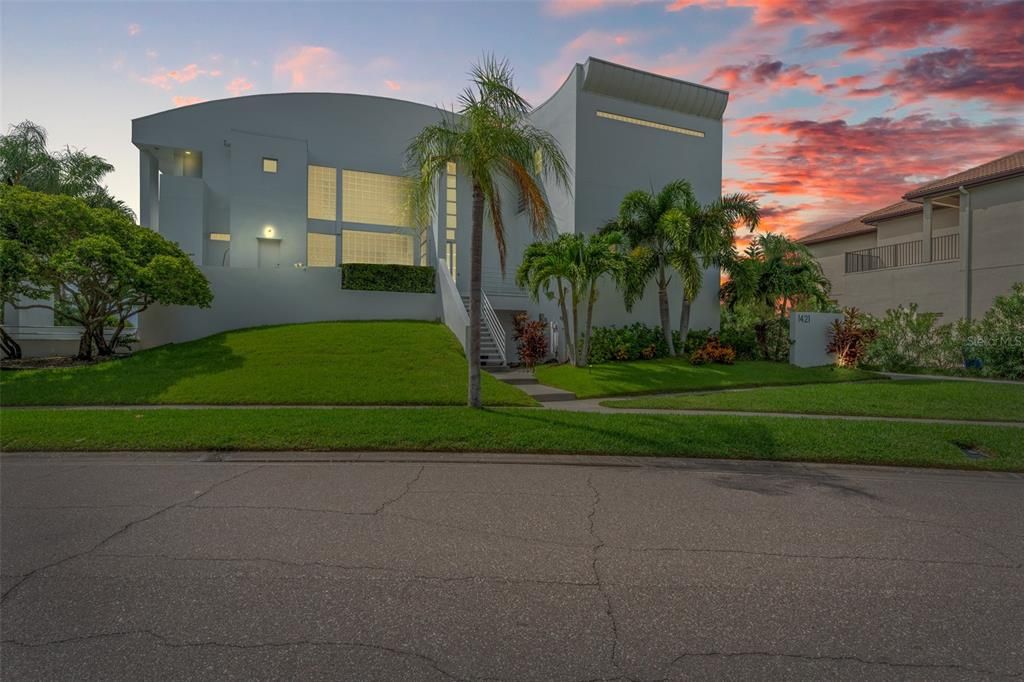 Recently Rented: $9,500 (4 beds, 5 baths, 4360 Square Feet)