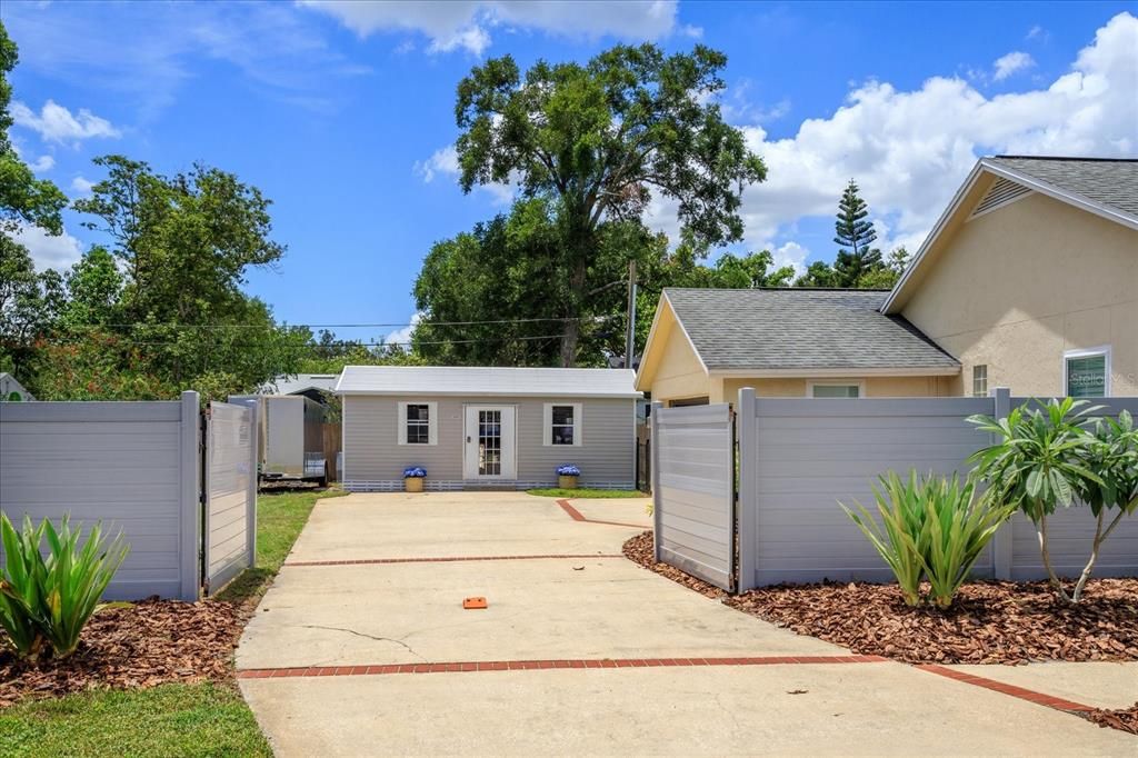 Active With Contract: $884,900 (3 beds, 3 baths, 2131 Square Feet)