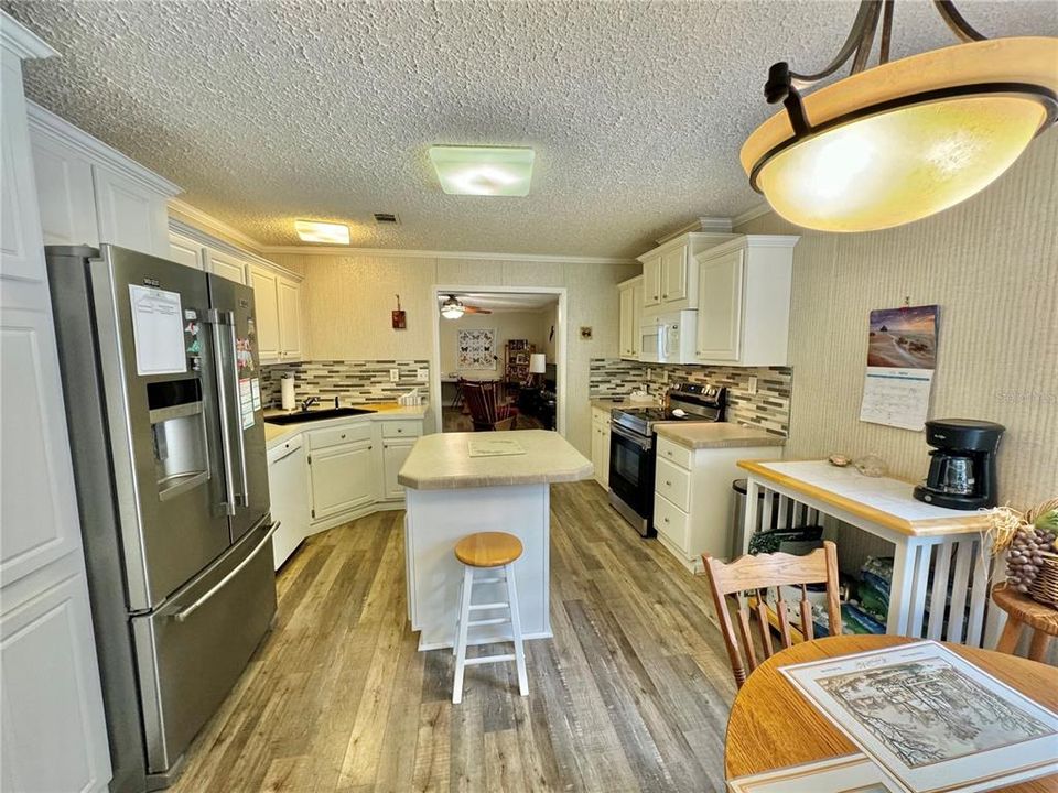 For Sale: $304,900 (2 beds, 2 baths, 1296 Square Feet)