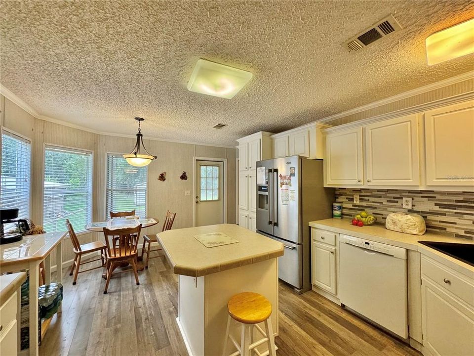 For Sale: $304,900 (2 beds, 2 baths, 1296 Square Feet)