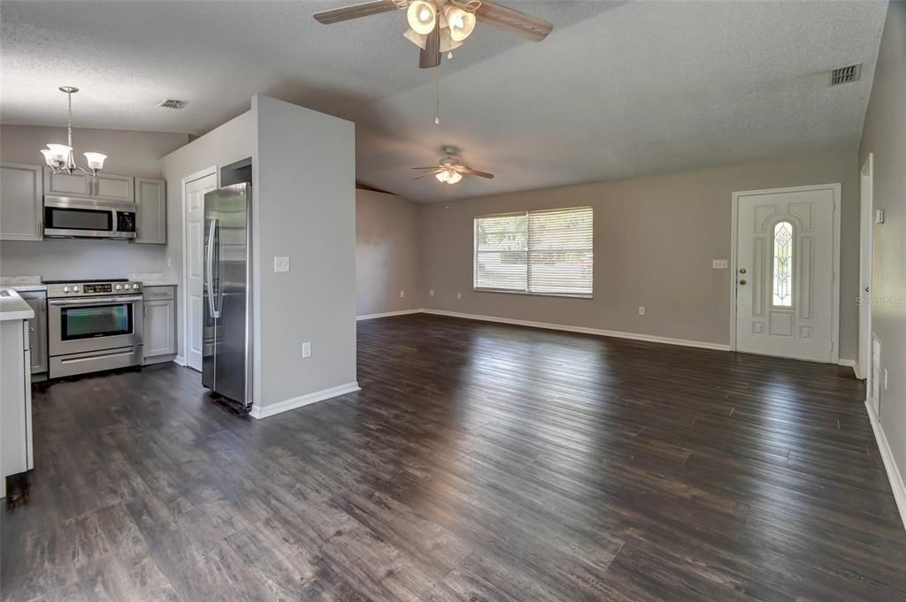 Active With Contract: $274,900 (3 beds, 2 baths, 1212 Square Feet)