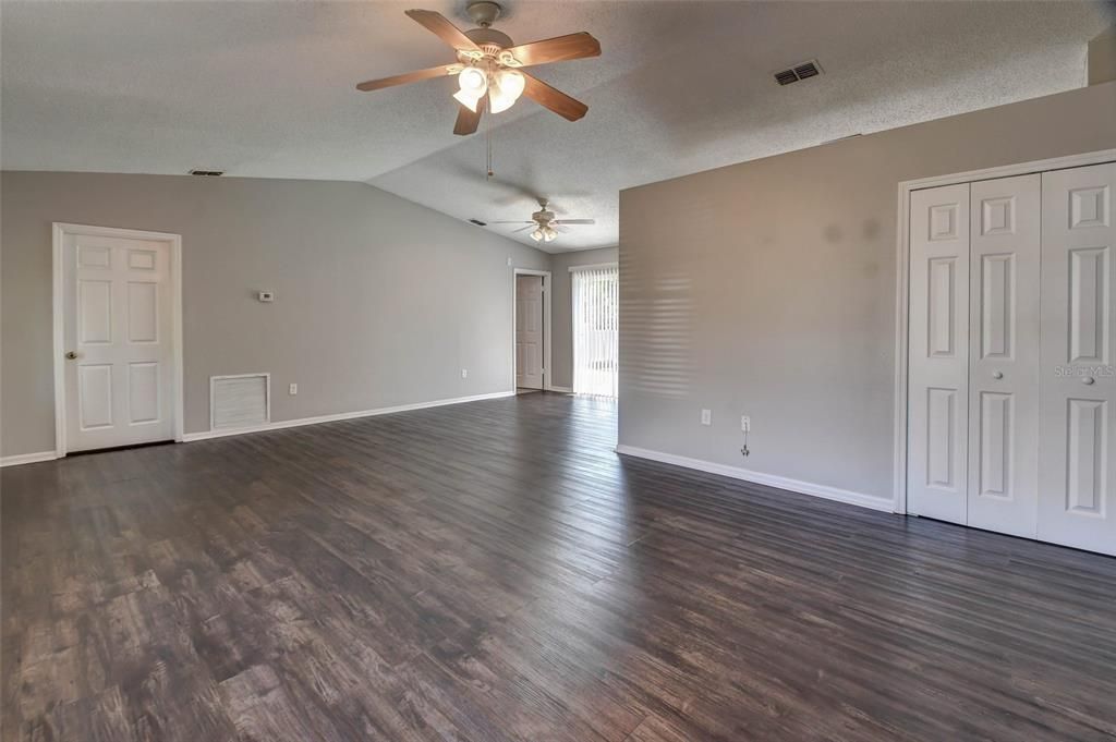 Active With Contract: $274,900 (3 beds, 2 baths, 1212 Square Feet)