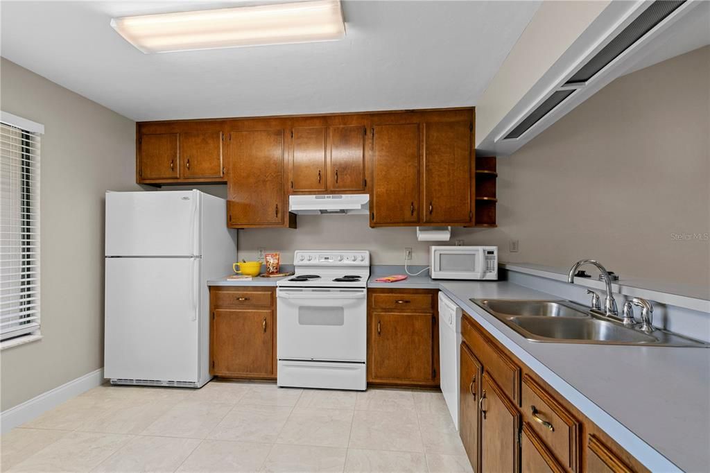 For Sale: $219,500 (2 beds, 2 baths, 1180 Square Feet)