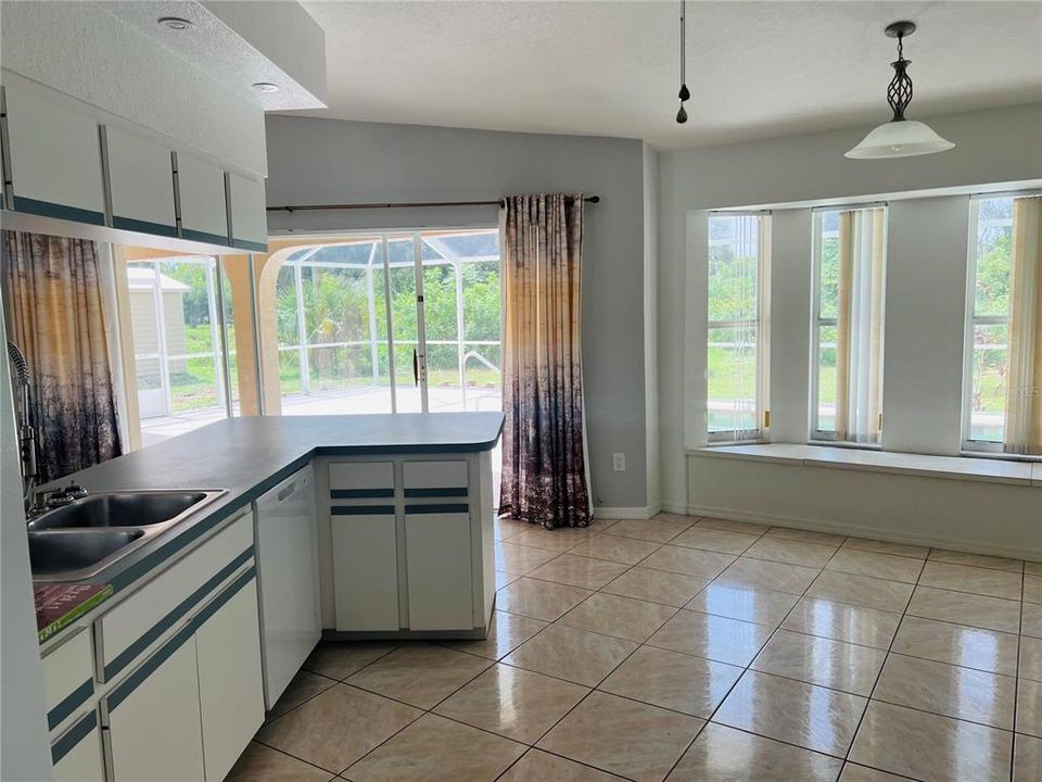 Active With Contract: $2,200 (3 beds, 2 baths, 1464 Square Feet)