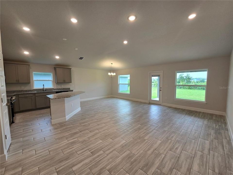 For Sale: $391,805 (3 beds, 2 baths, 1600 Square Feet)