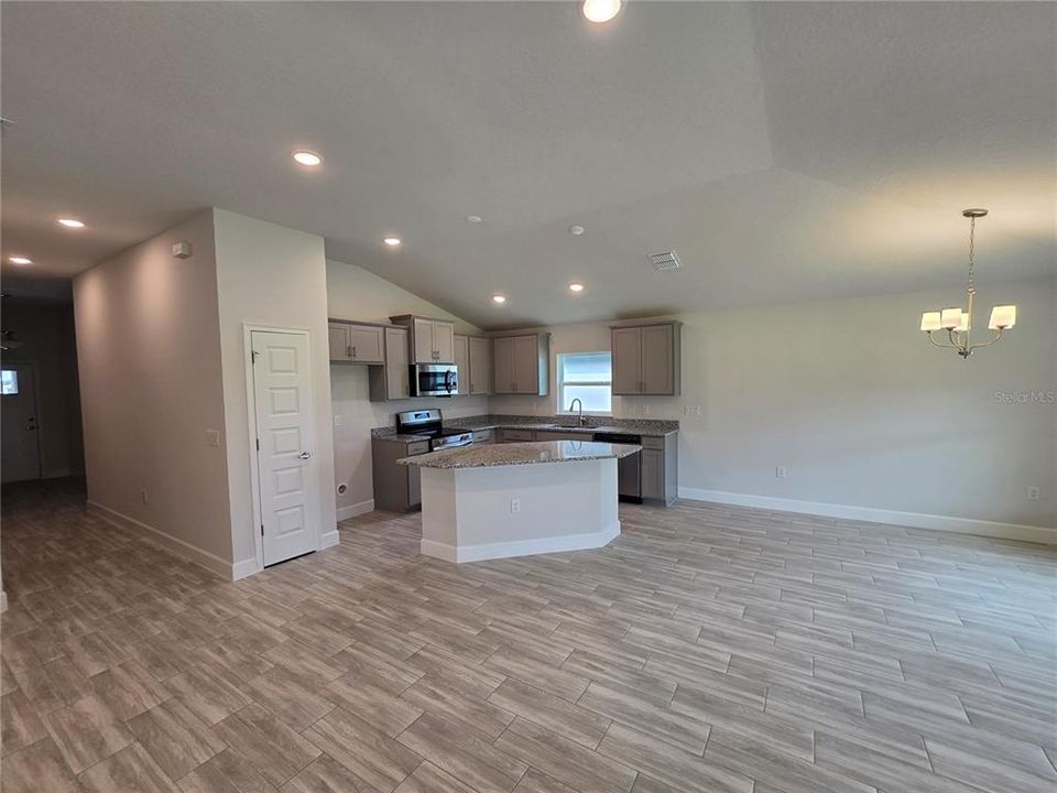 For Sale: $391,805 (3 beds, 2 baths, 1600 Square Feet)