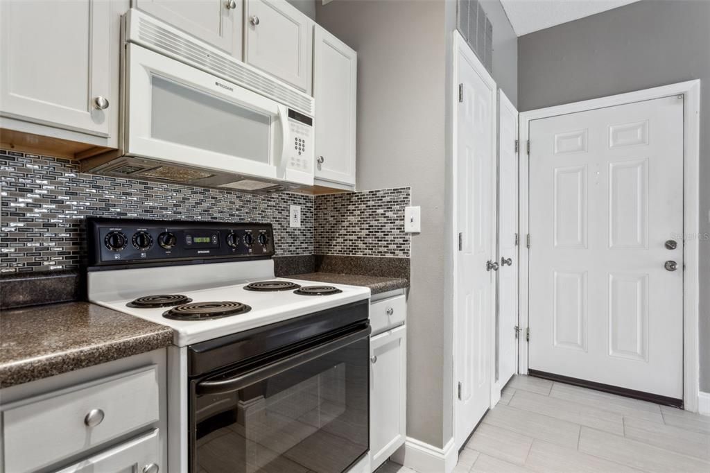 Active With Contract: $231,900 (1 beds, 1 baths, 572 Square Feet)