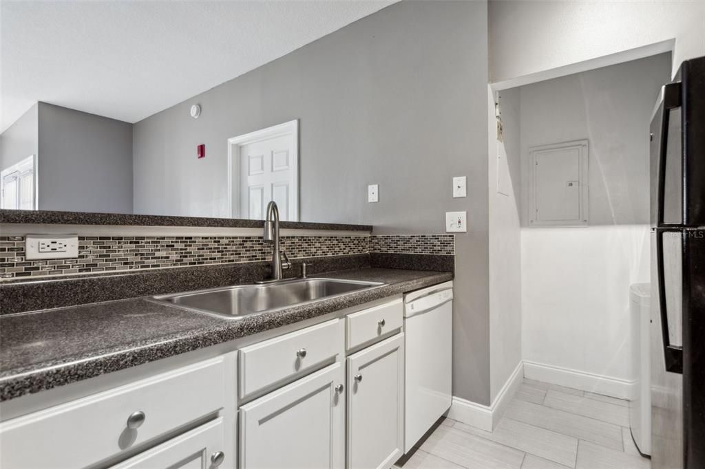 Active With Contract: $231,900 (1 beds, 1 baths, 572 Square Feet)