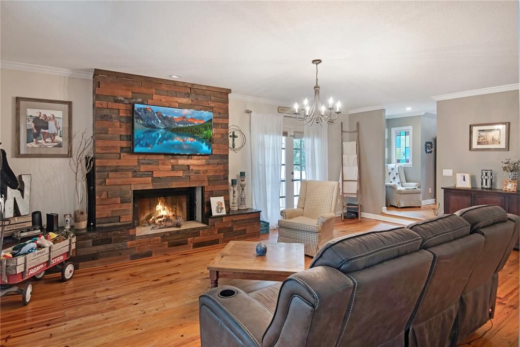 WOOD BURNING FIREPLACE/GREAT ROOM