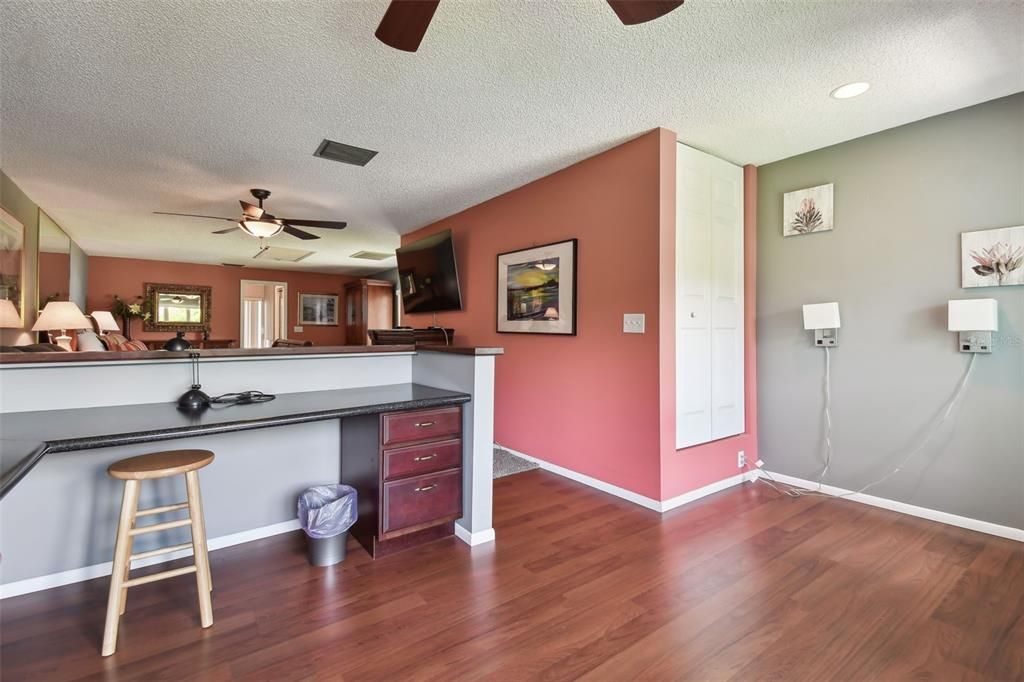 For Sale: $319,900 (2 beds, 2 baths, 1180 Square Feet)