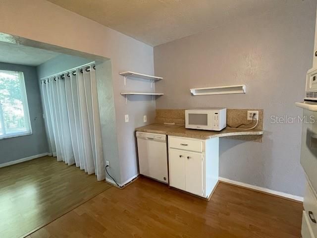 Active With Contract: $1,400 (2 beds, 2 baths, 1100 Square Feet)