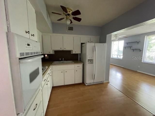 Active With Contract: $1,400 (2 beds, 2 baths, 1100 Square Feet)