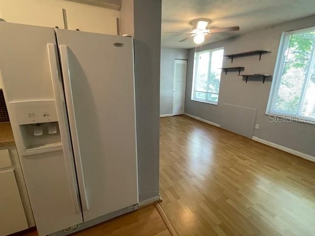 Active With Contract: $1,400 (2 beds, 2 baths, 1100 Square Feet)