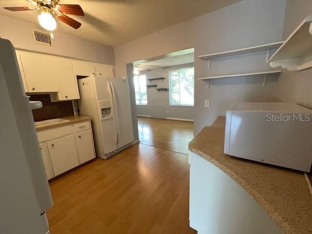 Active With Contract: $1,400 (2 beds, 2 baths, 1100 Square Feet)