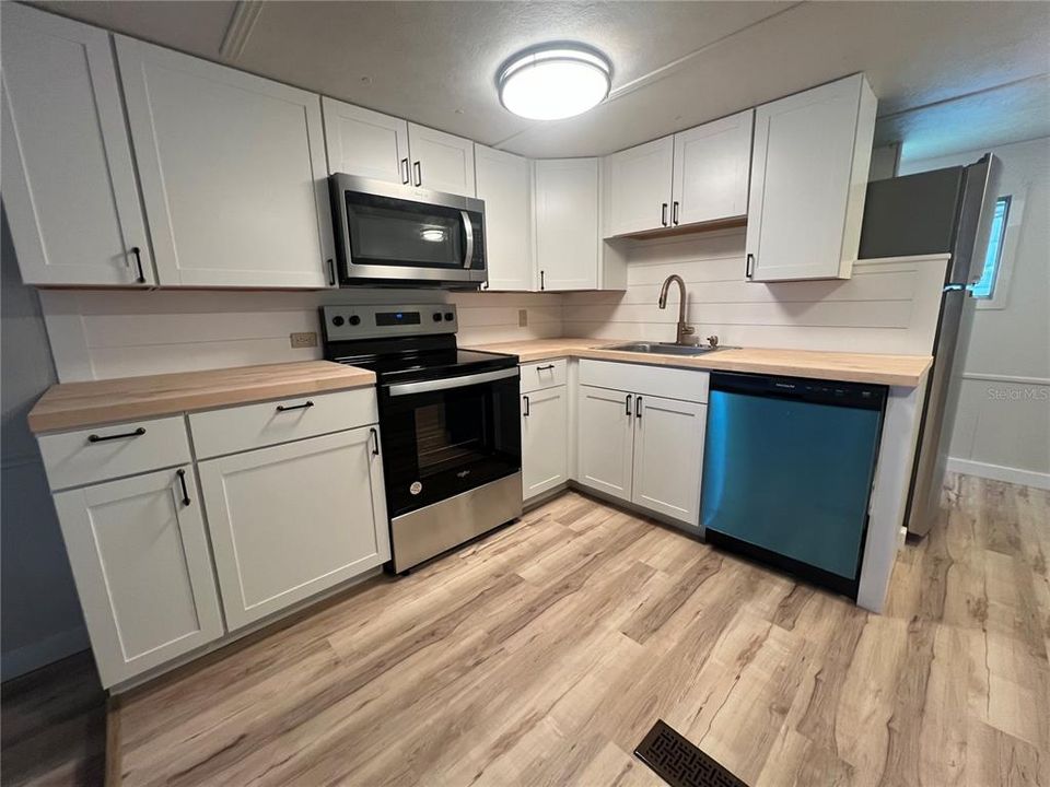 For Sale: $99,900 (2 beds, 1 baths, 672 Square Feet)