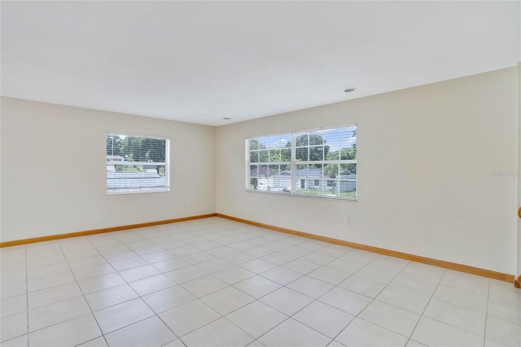 Activo con contrato: $462,900 (5 camas, 3 baños, 2403 Pies cuadrados)