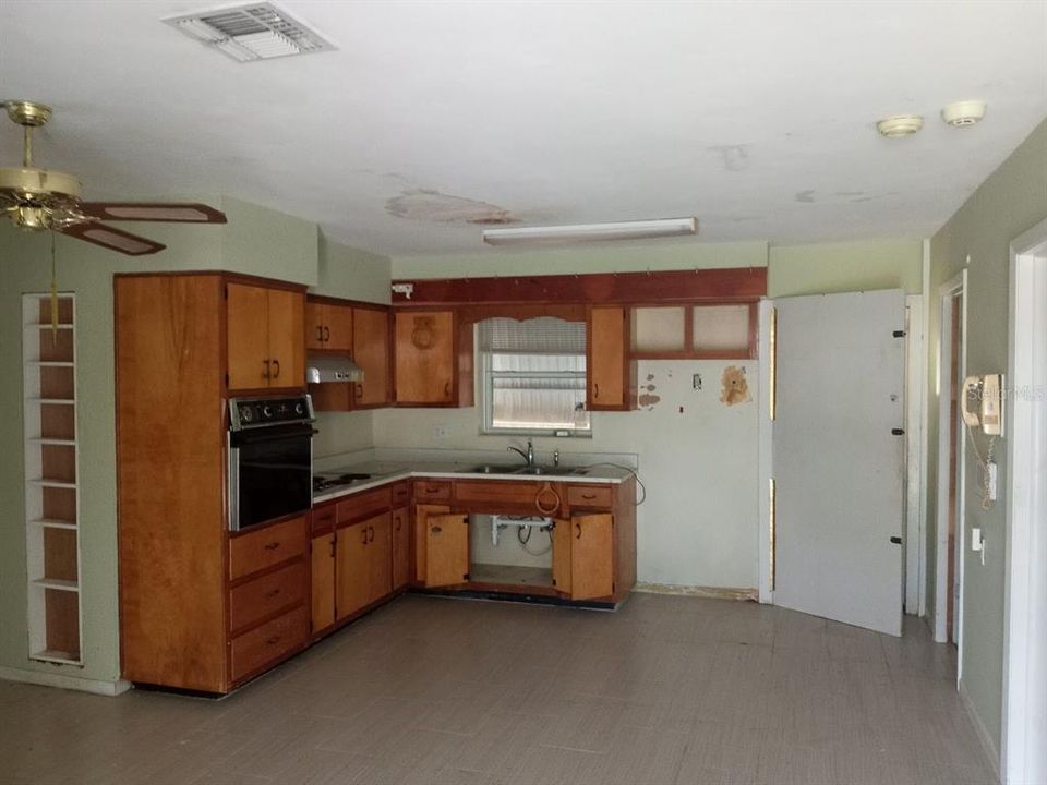 For Sale: $139,000 (2 beds, 1 baths, 900 Square Feet)