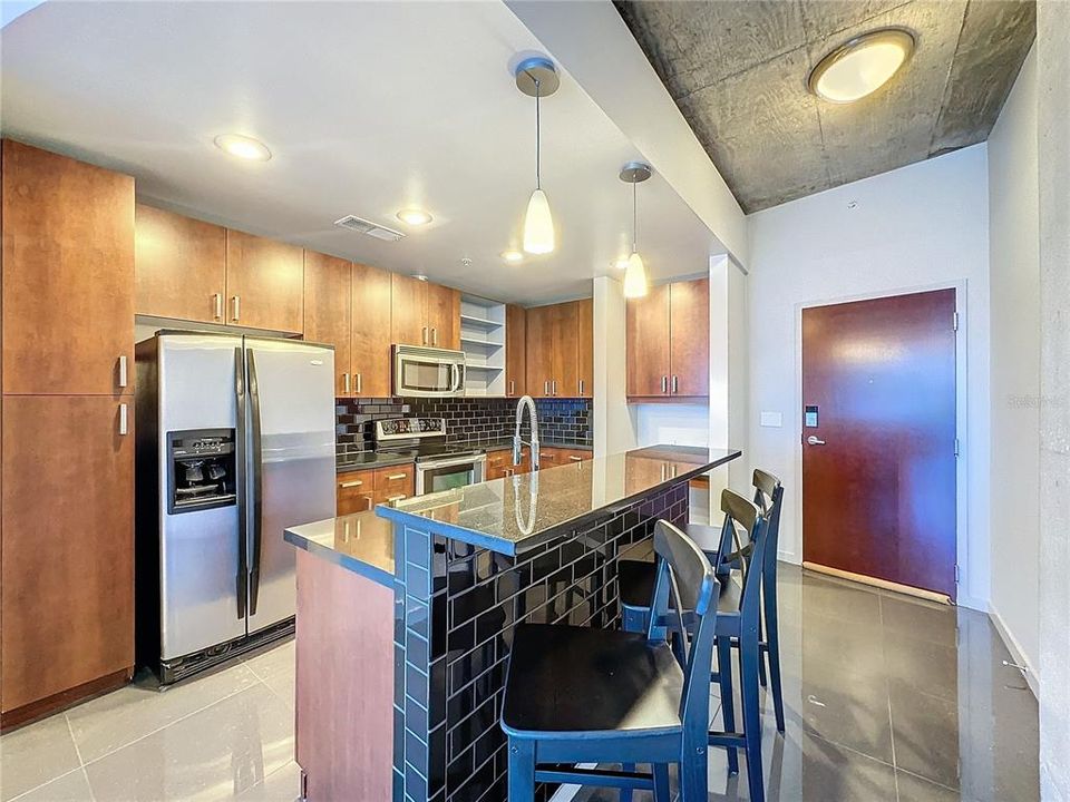 Active With Contract: $297,000 (1 beds, 1 baths, 804 Square Feet)