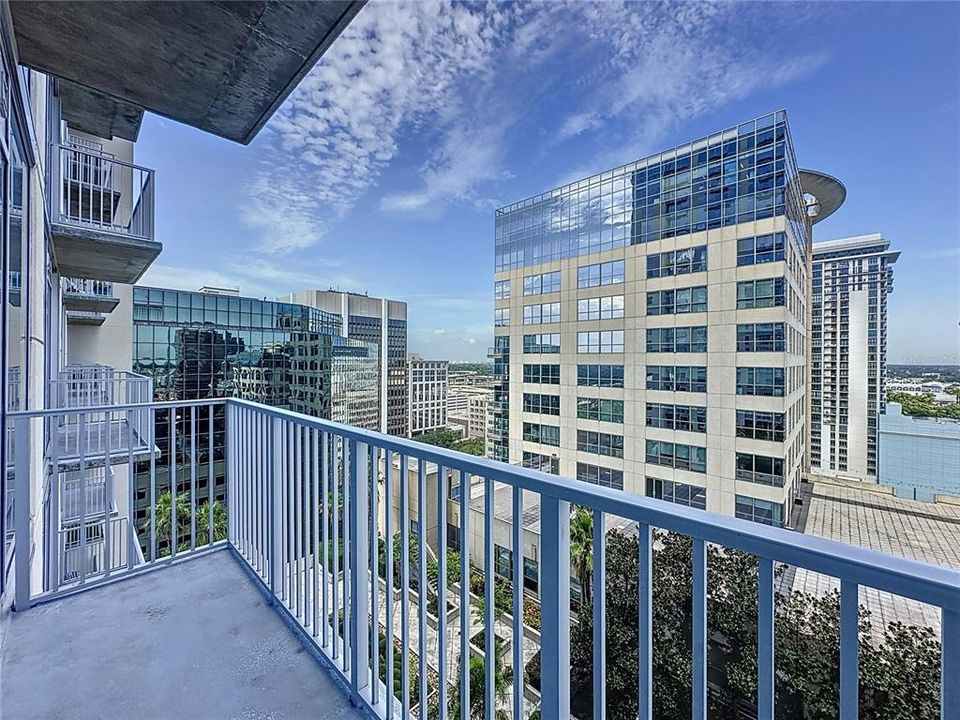 Active With Contract: $297,000 (1 beds, 1 baths, 804 Square Feet)