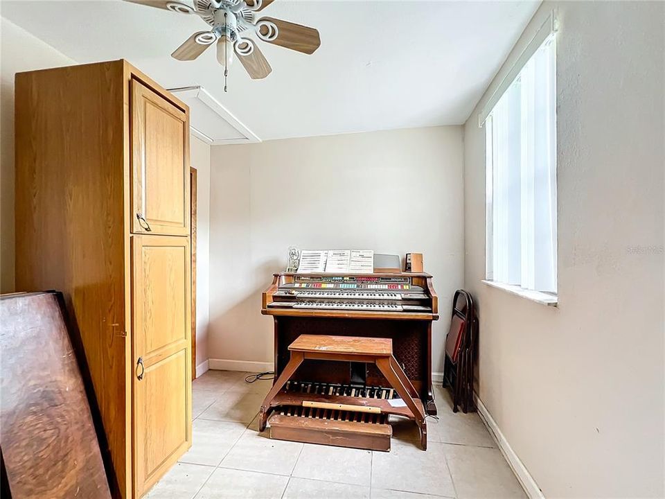 For Sale: $240,000 (3 beds, 2 baths, 1360 Square Feet)