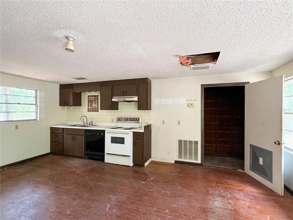 For Sale: $189,900 (2 beds, 2 baths, 1656 Square Feet)