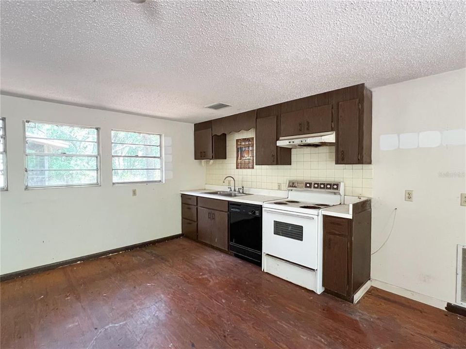 For Sale: $189,900 (2 beds, 2 baths, 1656 Square Feet)