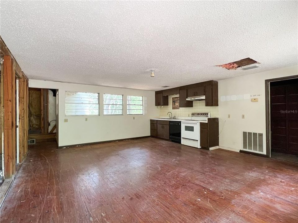 For Sale: $189,900 (2 beds, 2 baths, 1656 Square Feet)