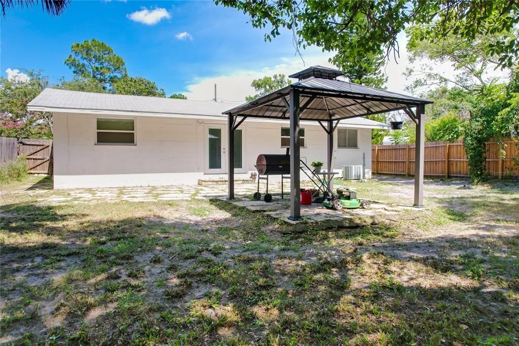 For Sale: $299,999 (3 beds, 1 baths, 1077 Square Feet)