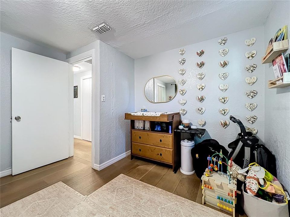 For Sale: $295,000 (3 beds, 1 baths, 1077 Square Feet)