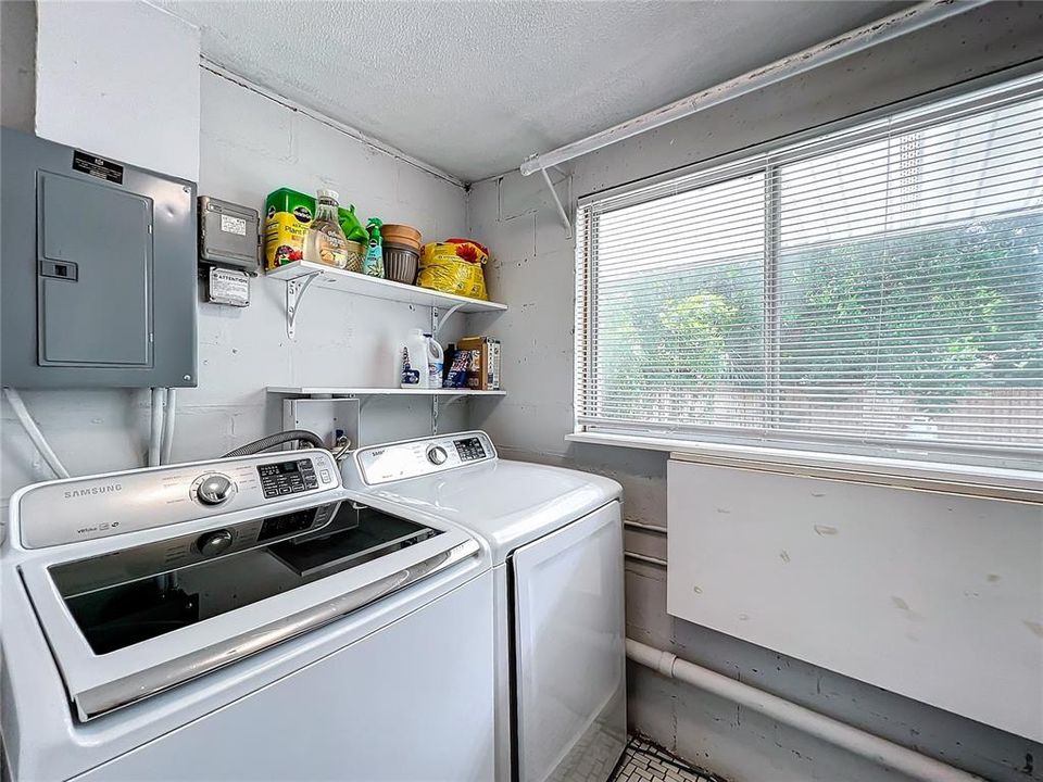 For Sale: $295,000 (3 beds, 1 baths, 1077 Square Feet)