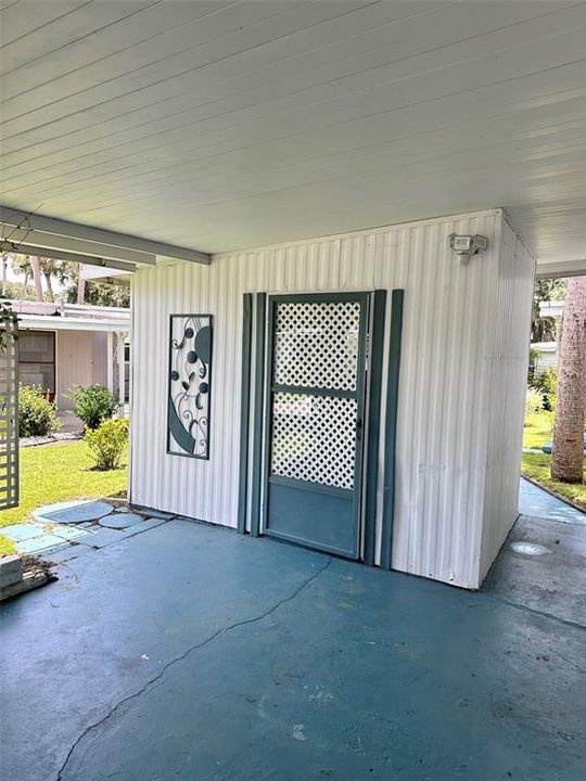 washer/dryer and storage room