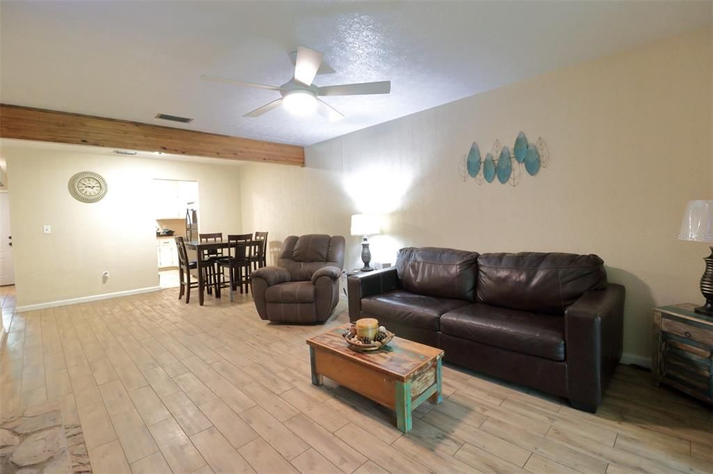 For Sale: $199,000 (2 beds, 2 baths, 1056 Square Feet)