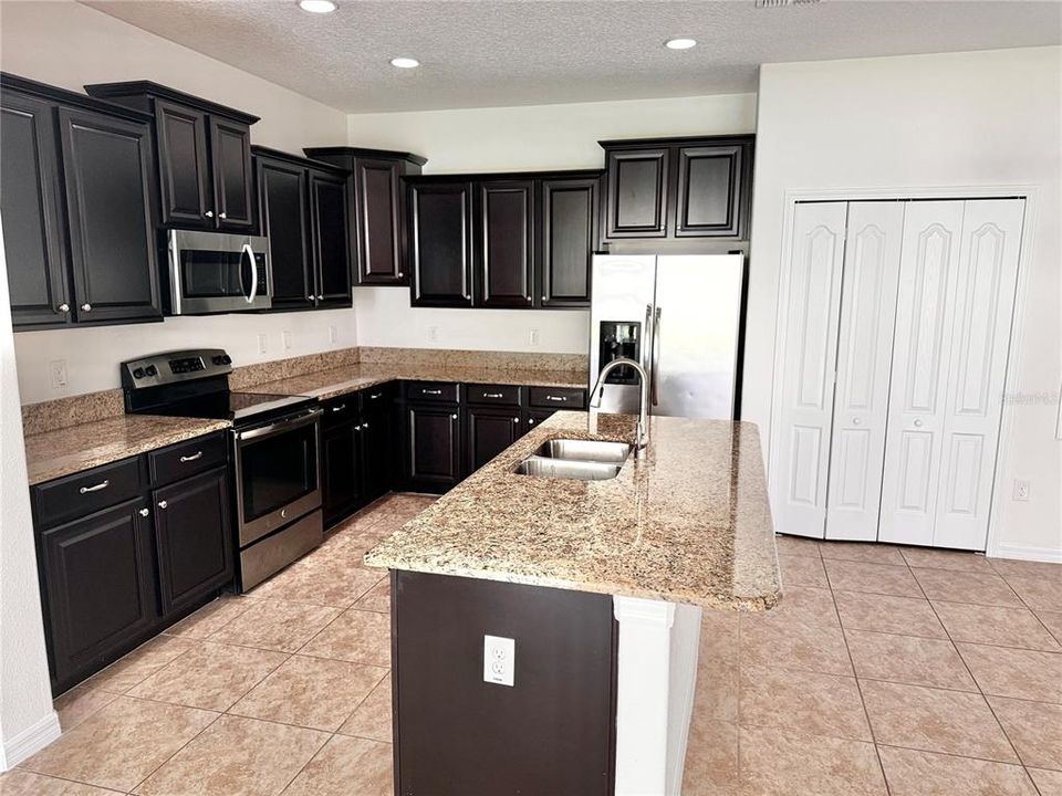 Active With Contract: $3,100 (4 beds, 3 baths, 2860 Square Feet)