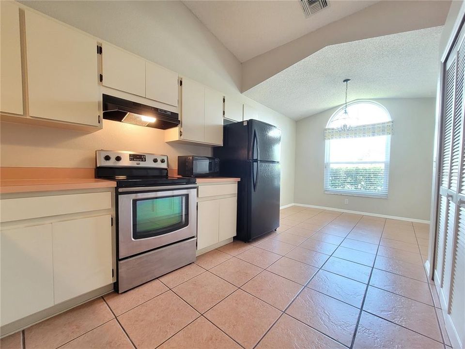 Active With Contract: $2,150 (3 beds, 2 baths, 1442 Square Feet)