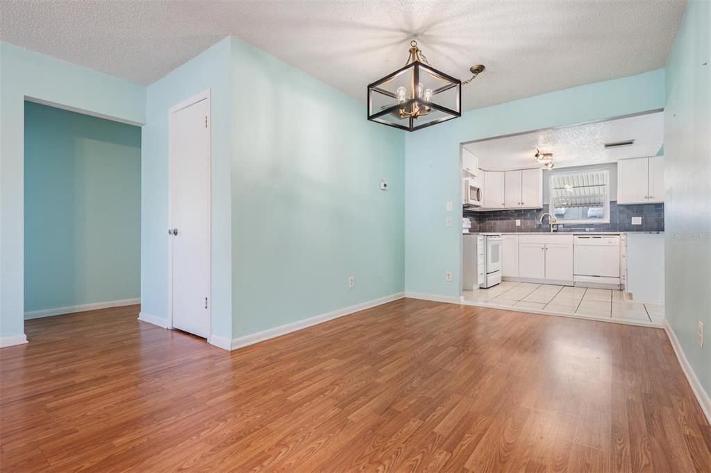 Active With Contract: $169,900 (2 beds, 2 baths, 1094 Square Feet)