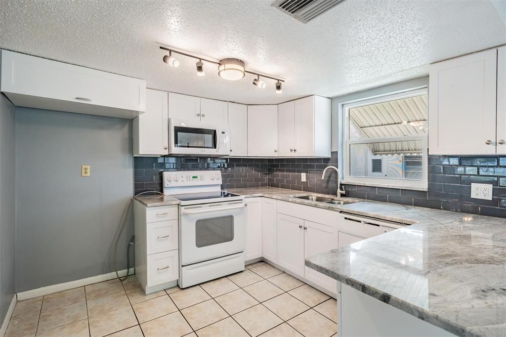 Active With Contract: $169,900 (2 beds, 2 baths, 1094 Square Feet)