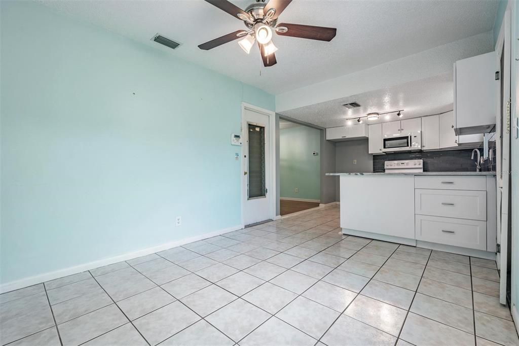 Active With Contract: $169,900 (2 beds, 2 baths, 1094 Square Feet)