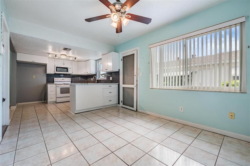 Active With Contract: $169,900 (2 beds, 2 baths, 1094 Square Feet)