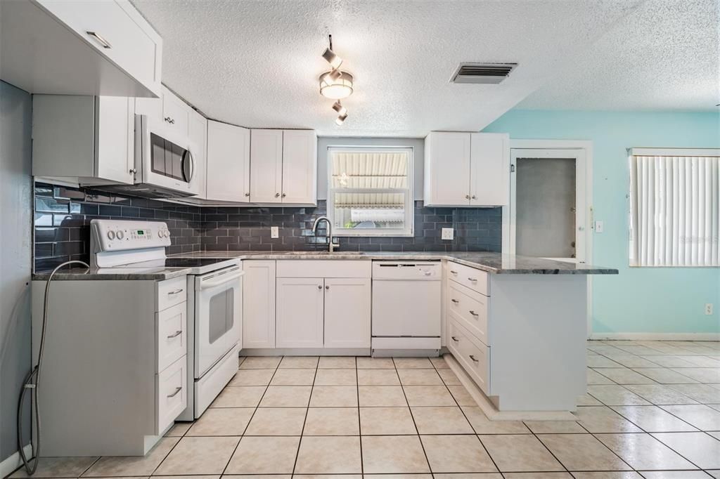 Active With Contract: $169,900 (2 beds, 2 baths, 1094 Square Feet)