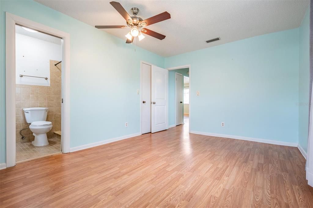 Active With Contract: $169,900 (2 beds, 2 baths, 1094 Square Feet)