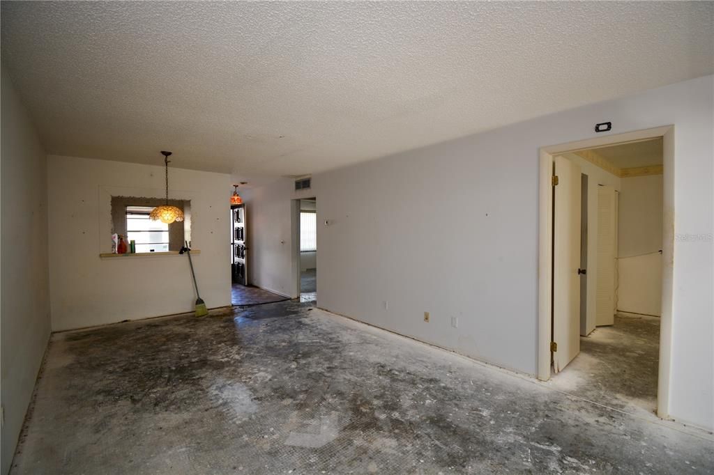 For Sale: $64,995 (2 beds, 2 baths, 865 Square Feet)